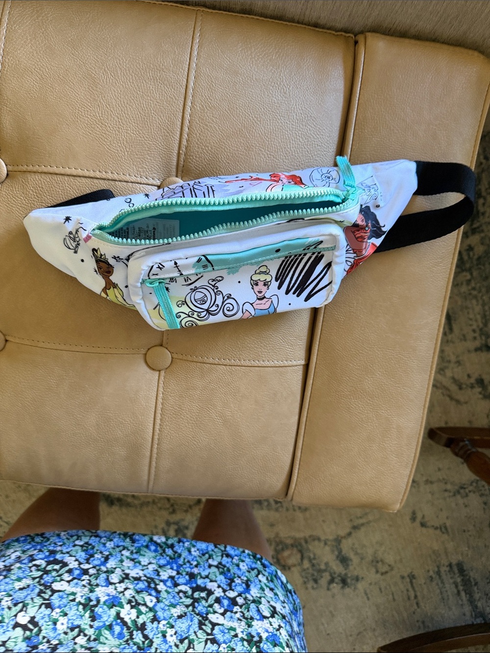 Disney adorable White Princess Print Fanny Pack w/ Mint Zippers